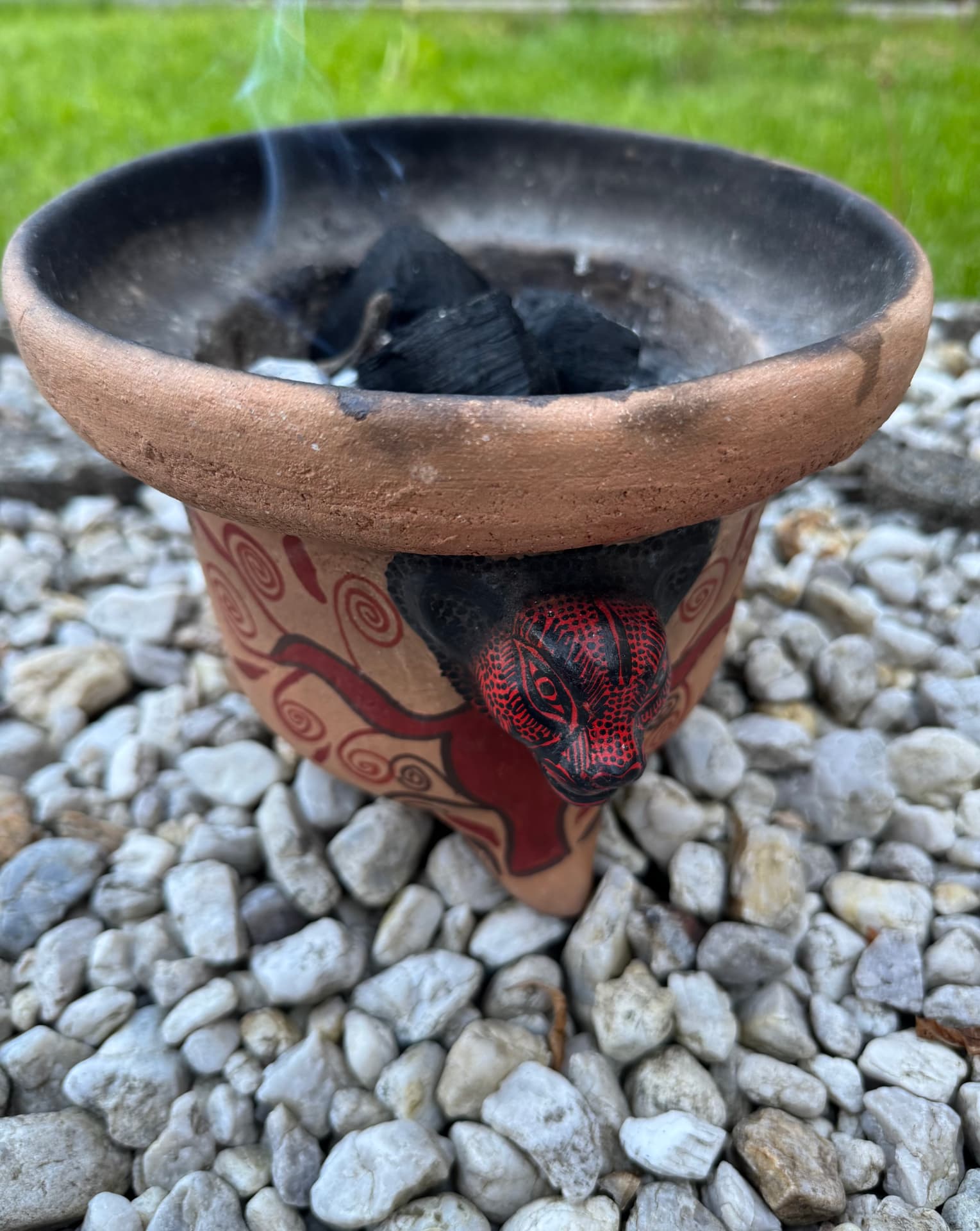 Detail hliněného Saumadoru s ručně malovaným motivem a žhavými uhlíky